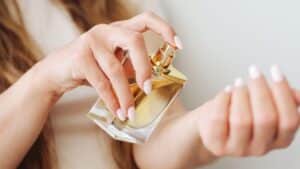 "A Memorizing Fragrance": Beware of This Common Note That Ages Your Appearance After 50