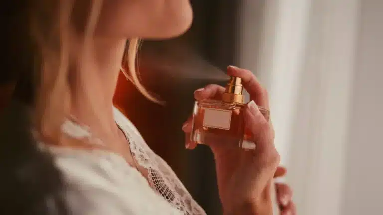 Goodbye Powdery Perfumes: Here Are the 3 Notes That Most Rejuvenate Your Aura After 50