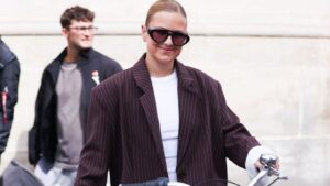 Goodbye White T-Shirt: This Uniqlo Top Under 25 Euros Is Much More Modern and Elegant