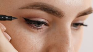 Makeup for Eyes After 40: Goodbye Black Eyeliner, Here's the "Anti-Aging" Shade That Lifts the Gaze