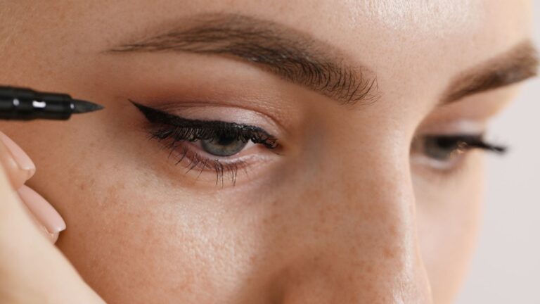 Makeup for Eyes After 40: Goodbye Black Eyeliner, Here's the "Anti-Aging" Shade That Lifts the Gaze