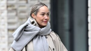 Neither Black Nor Camel: This "Healthy Glow Effect" Trench Is the Most Chic and Flattering for Complexion After 45