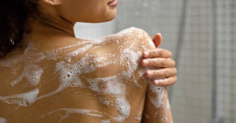 Oily Skin: Morning or Evening Shower, What Do Dermatologists Really Recommend?