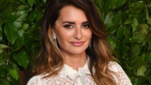 Penélope Cruz adopts the ideal coloring to rejuvenate the face and hide gray hair after 50